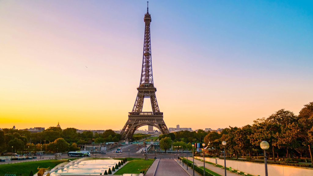 Eiffel Tower at Sunrise | Source: Fokkebok